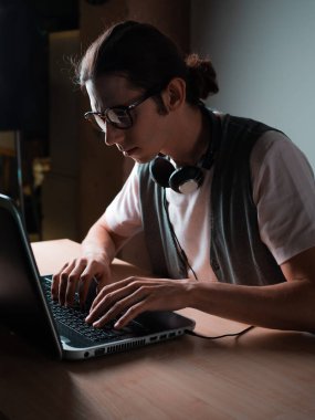 Kod yaz ve programlama dillerini öğren. Bir öğrenci ya da uzman bir proje yapıyor..