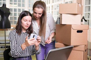 Küçük işletme, yerel üretim. Atıcılarında çalışan iki genç bayan meslektaşları. Girişimci ve işyeri sahibi.