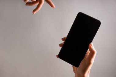 Mobil uygulamaları kullan, kaydırma. Akıllı telefon, kadın eli dokunmatik pedi kullanır..