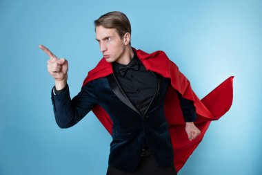 Süper adam önemli bir şey söylüyor, bir el hareketi. Kırmızı pelerinli bir iş adamı.,