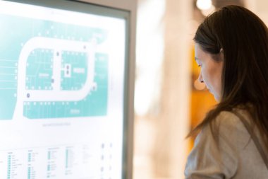 Alışveriş merkezindeki seyrüsefer bilgi paneli, mağazaların yerleşim planıyla birlikte bina planı.