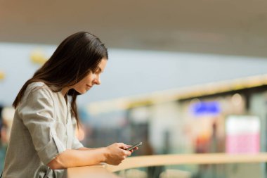 Akıllı bir telefonla çalışmanın rahatlığı. Çevrimiçi alışveriş ve izleme masrafları için başvurular.