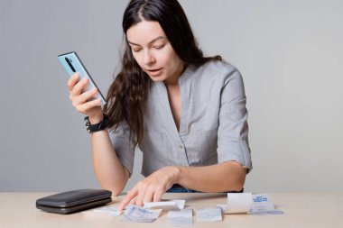Kişisel Finans, kadın masrafları, faturaları ve faturaları göz önünde bulundurur.,