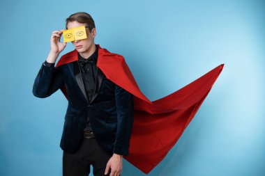 Kırmızı pelerinli süper adam işte uyur, iş yerinde stresle uyur, konsept yapar..