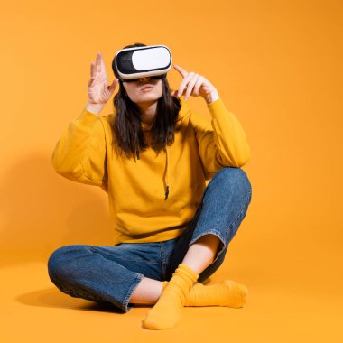 Siber uzaya dalmak, sanal gerçeklik ve kullanıcı. Sarı kapüşonlu bir oyuncu.