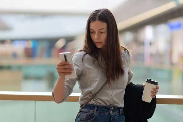 Young woman in casual clothing in a shopping center, shopping. — Stock Photo, Image