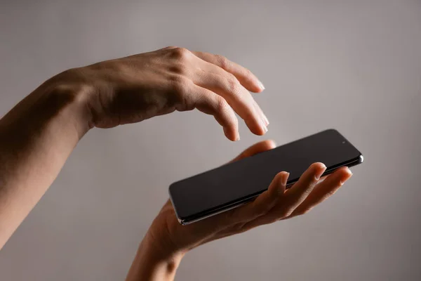 Mobil uygulamaları kullan, kaydırma. Akıllı telefon, kadın eli dokunmatik pedi kullanır.. — Stok fotoğraf