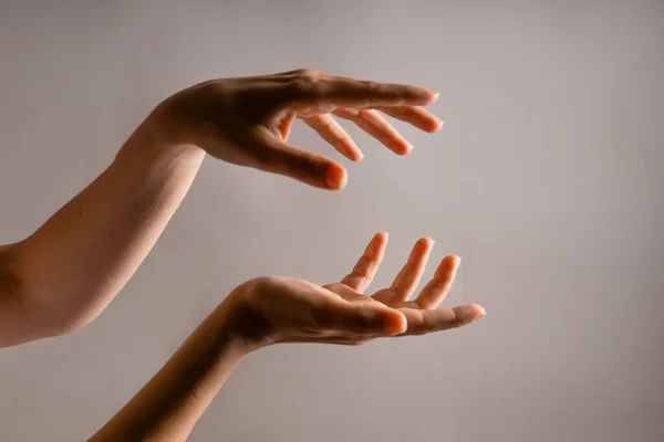 Due mani di donne tengono qualcosa nei palmi delle mani., — Foto Stock