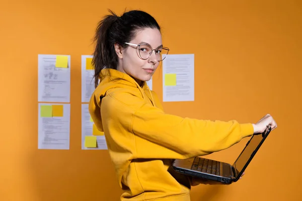 Gestion de projet, matériaux textuels sur le mur avec des rappels colorés, — Photo