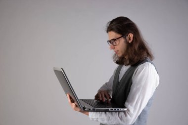 Programlama ve yazma kodu, yazılım ürünleri geliştirme. İnek adam.,