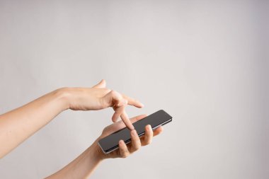 Mobil uygulamaları kullan, kaydırma. Akıllı telefon, kadın eli dokunmatik pedi kullanır..