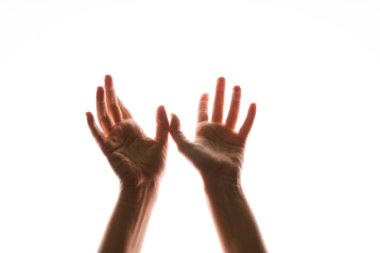 El hareketleriyle. Zarif kadınların elleri yukarıdan düşen bir şeyi yakalar.,