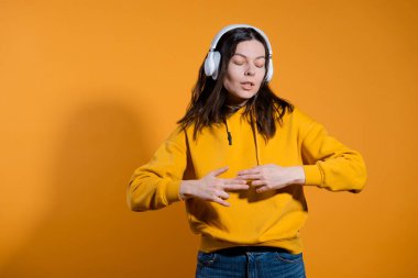 Müzik dinlemek için başvurular, radyo dinlemek için. Üyelik telefonunuzda tıklanıyor,