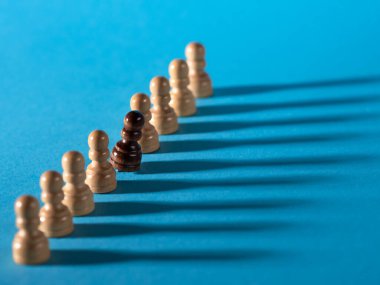 Arka arkaya satranç taşları, mavi arka planda beyaz piyonlar.,