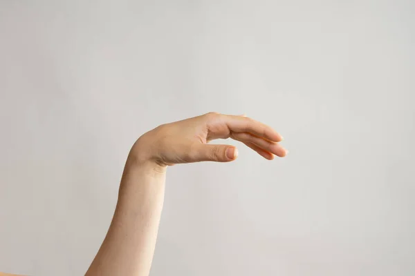 Με χειρονομίες. Κομψό γυναικείο χέρι, που δείχνει προς το πλάι — Φωτογραφία Αρχείου