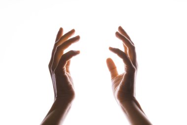 Eller büyü yapar, ya da yukarıdan ışık düşsün diye dua eder. Avuç içleri arasındaki parlaklık.