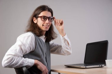 İnek çocuk yeni teknolojiler, programlama ve bilgisayar modellemesi öğreniyor..