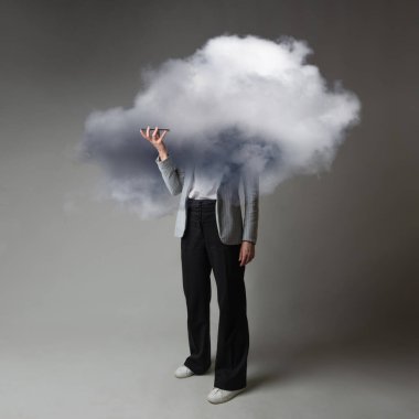 Bulut teknolojileri, konsept. Bulut deposu kullanılıyor, veri aktarılıyor