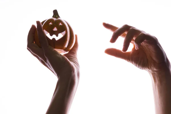 Il suo Halloween, concetto. Piccola zucca di Halloween con il viso nelle mani delle donne, puntando il dito contro la zucca, — Foto Stock