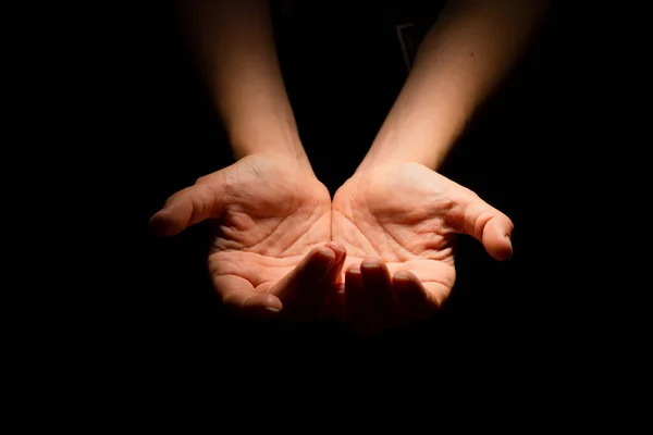 Due mani con i palmi aperti alzati, offrendo o dando qualcosa, una manciata. — Foto Stock
