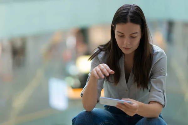 Young woman uses a smartphone to work and communicate, a freelance bloggers lifestyle. — Stock Photo, Image