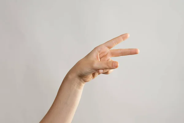 Des gestes de main, deux pouces levés, un geste de victoire. Main de femme — Photo