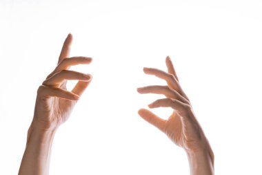 El hareketleriyle. Zarif kadın elleri uzanıyor, beyaz üzerinde izole.,