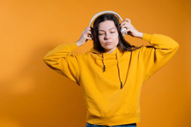 Audiobooks ve podcast, eğitim için ne dinleyeceğiniz, akıllı telefon uygulamaları.