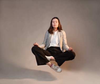 İş yerinde meditasyon ve stres kontrolü, takım elbiseli genç bir kadın.,