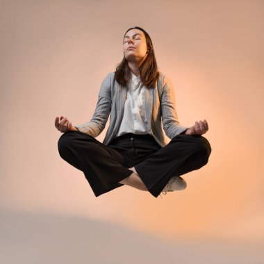 İş yerinde meditasyon ve stres kontrolü, takım elbiseli genç bir kadın.,