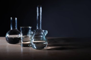 Test tüpleri şişeleri ve petri kapları, laboratuvar bardakları. Tıp ve biyolojik veya kimyasal araştırmalar,