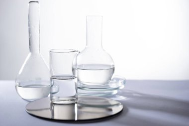 Test tüpleri şişeleri ve petri kapları, laboratuvar bardakları. Tıp ve biyolojik veya kimyasal araştırmalar,