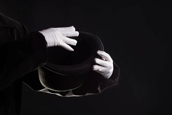Ręczne gesty. Showman pokazuje znikające sztuczki w kapeluszu, białych rękawiczkach i czarnym cylindrze, — Zdjęcie stockowe