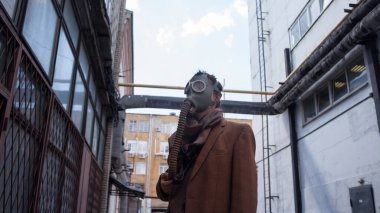 Kasvetli gelecek, çevresel sorunlar ve salgınlar. Sokakta bir kadın