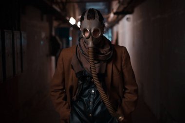 Kasvetli gelecek, çevresel sorunlar ve salgınlar. Sığınakta bir kadın