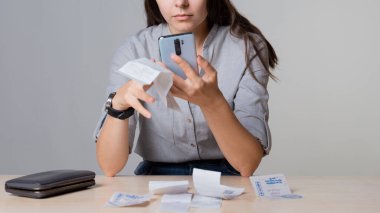 Kişisel finans, bir kadın elinde bir cüzdan tutar ve para sayar.,