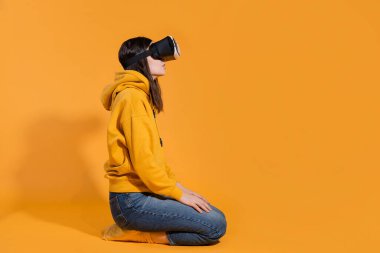 Siber uzaya dalmak, sanal gerçeklik ve kullanıcı. Sarı kapüşonlu bir oyuncu.