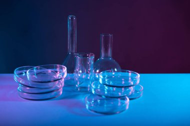 Test tüpleri şişeleri ve petri kapları, laboratuvar bardakları. Tıp ve biyolojik veya kimyasal araştırmalar,
