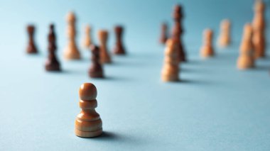 Genç tecrübesiz bir uzmanın çalışma ekibinde sorunları genç mezunlara danışmanlık ve stajyerlik yapması..