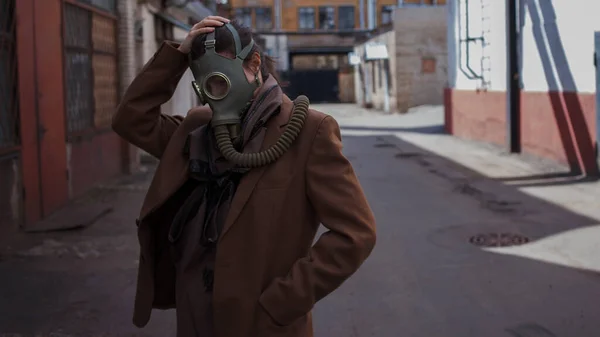 Bleak future, environmental problems, and pandemics. A woman on the street — Stock Photo, Image