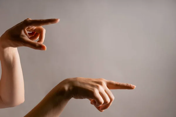 Handgester. Peka åt sidan med fingret. Kvinnors hand . — Stockfoto