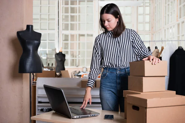 Küçük işletme, terzi dükkanı, kostüm tasarımcıları atölyesi.