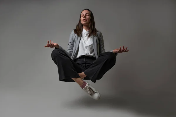 Meditatie en stressbeheersing op het werk, een jonge vrouw in een zakenpak, — Stockfoto