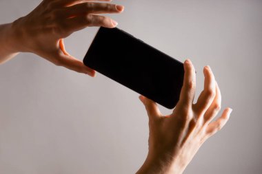 Akıllı telefonunuzu yatay olarak kullanın, panoramik fotoğraflar çekin ya da video izleyin.