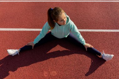 Sokakta antrenman yapan genç bir bayan sporcu sokak platformunda antrenman yapıyor..