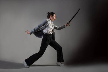 İş ve kariyerde görünmez düşmanla savaşmak, konsept. Kendinden şüphe etmemek için.,