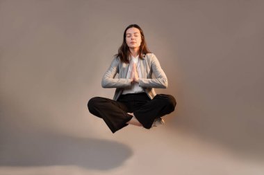 İş yerinde meditasyon ve stres kontrolü, takım elbiseli genç bir kadın.,