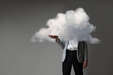 Bulut teknolojileri, konsept. Bulut deposu kullanılıyor, veri aktarılıyor