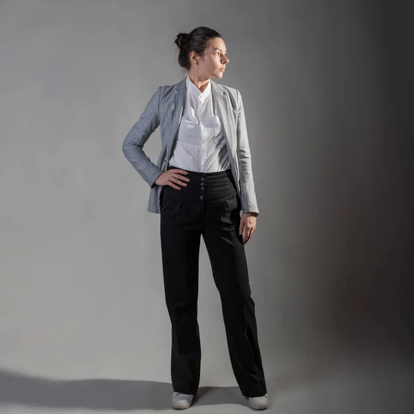 Volledig portret van een jonge vrouw in een casual pak, — Stockfoto