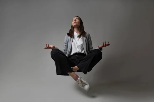 瞑想と仕事でのストレスコントロール、ビジネススーツの若い女性, — ストック写真
